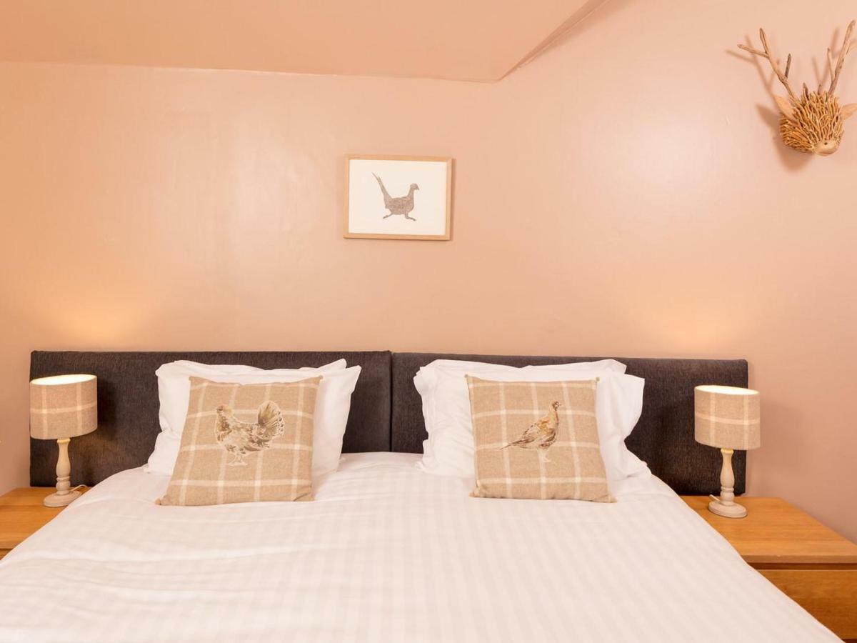 The Gordon Arms Hotel West Linton Bagian luar foto